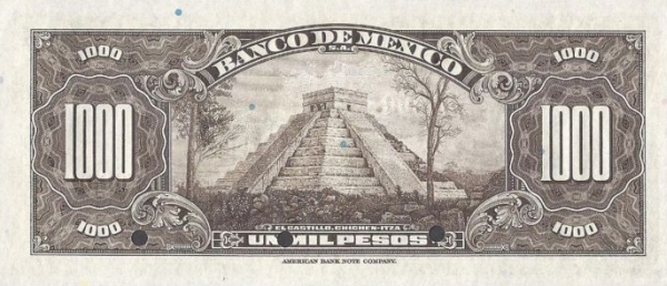  Chichen-Itza pyramid